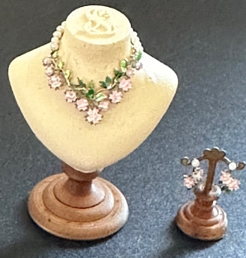 Sun Lemmens necklace and earrings