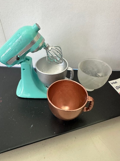 Mixer 1:6 scale-Comes with 3 bowls