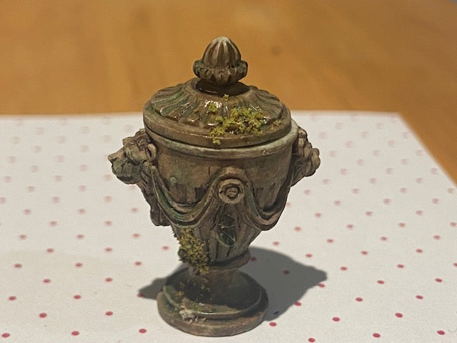 Urn with removable lid